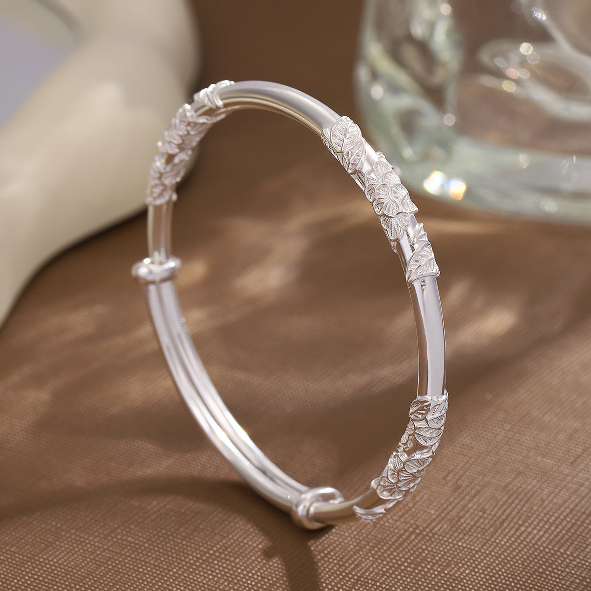 Pure Silver Leaf-Shaped Bracelet: Symbolizing a Large Family with Abundant Leaves, Representing Prosperity and Harmony at Home